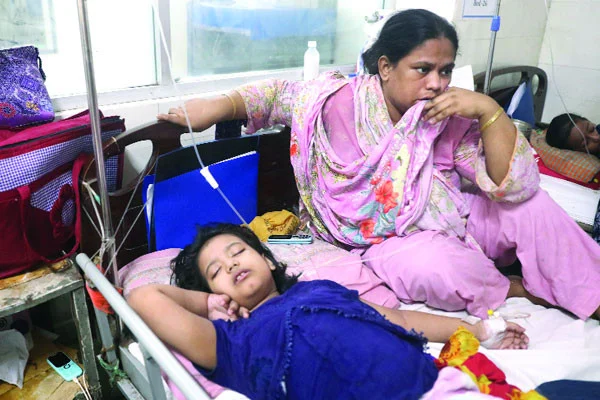 ডেঙ্গুরোগী রোগীর চাপে পূর্ণ হাসপাতাল, মেঝেতে চলছে চিকিৎসা